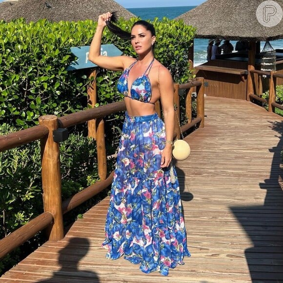 Graciele Lacerda costuma aproveitar os dias de sol exibindo looks de moda praia com estilo