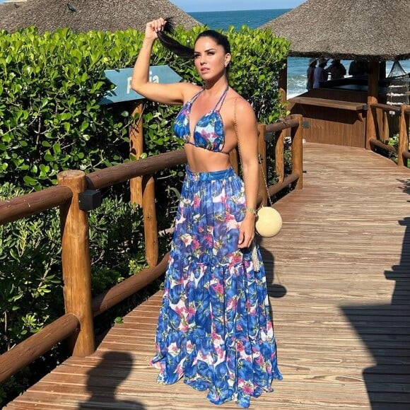 Graciele Lacerda costuma aproveitar os dias de sol exibindo looks de moda praia com estilo