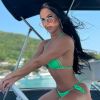 Graciele Lacerda exibe corpo com biquíni verde neon e ganha elogio de Zezé Di Camargo nas redes sociais