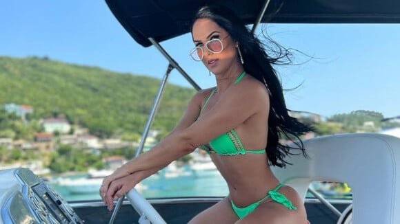 Graciele Lacerda faz foto de biquíni verde e impressiona Zezé Di Camargo. Veja reação!