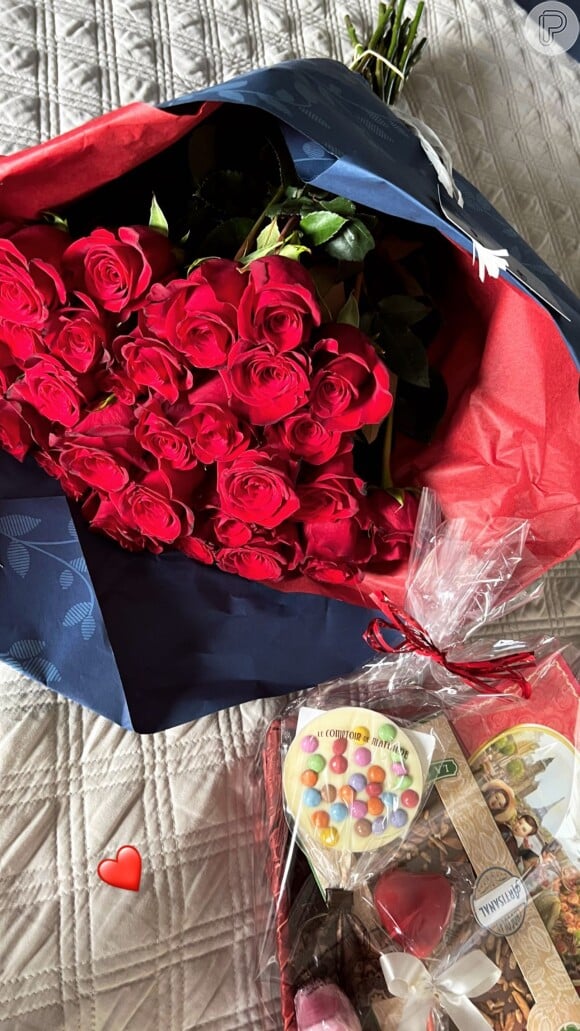 Neymar presentou Bruna Biancardi com flores e chocolates no Valentine's Day