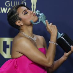 Ariana DeBose leva prêmio por 'Amor, Sublime Amor': atriz estava com longo Valentino cor de rosa