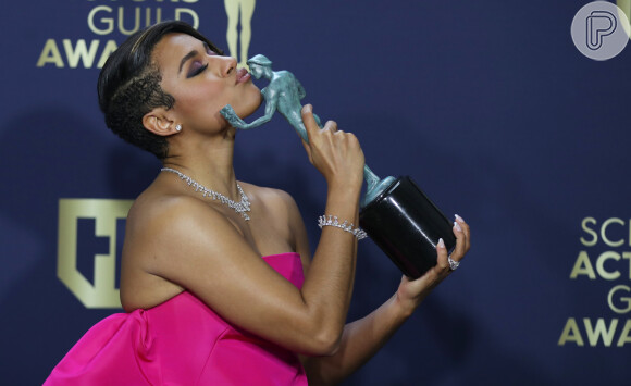Ariana DeBose leva prêmio por 'Amor, Sublime Amor': atriz estava com longo Valentino cor de rosa