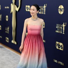 Vestido sem alças com degradê foi a aposta de Kim Joo-ryeong no SAG Awards 2022