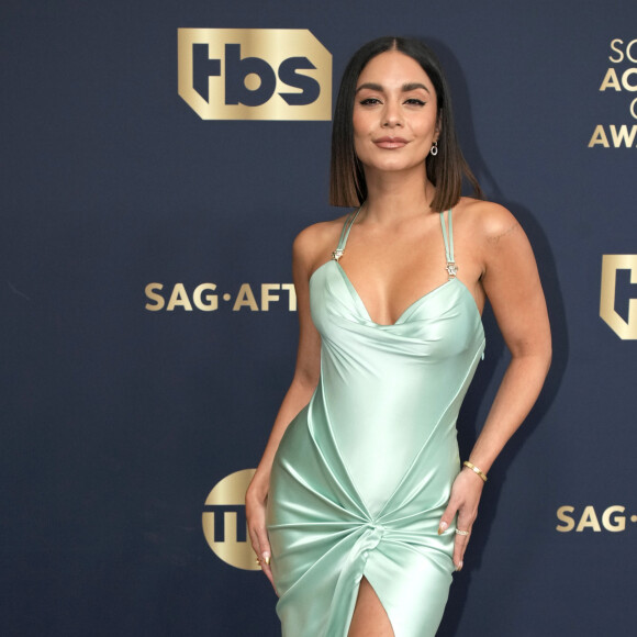 Vanessa Hudgens escolheu vestido sexy com fenda central para SAG Awards