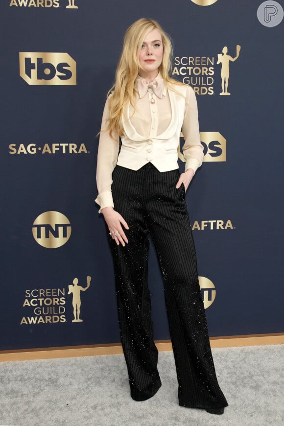 Elle Fanning dispensou vestido em seu look no SAG Awards: a atriz usou terno da Gucci