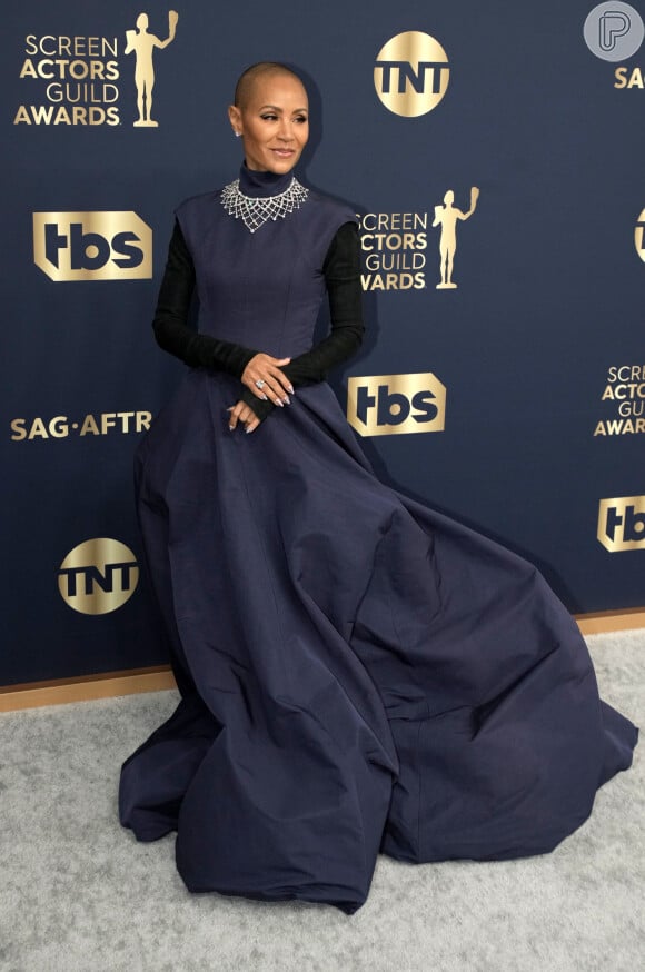 Jada Pinkett Smith escolheu vestido sóbrio com volume poderoso na saia para o SAG Awards 2022