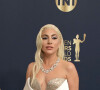 Lady Gaga apostou em decote poderoso para seu look branco com brilho no SAG Awards 2022
