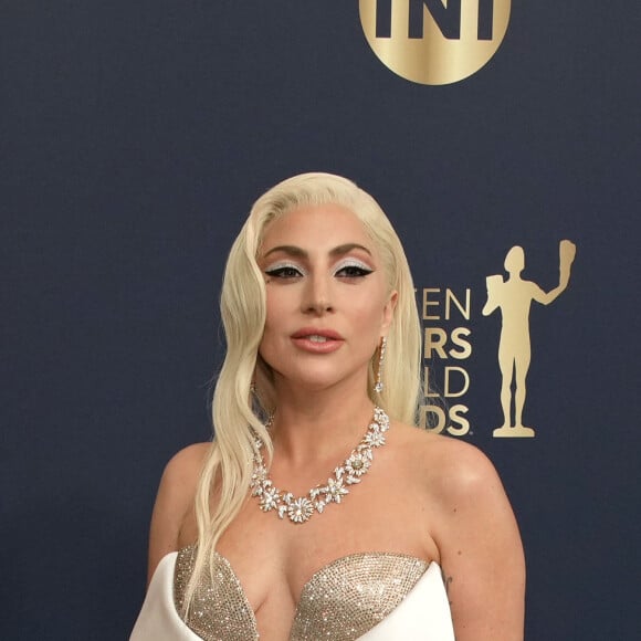 Lady Gaga apostou em decote poderoso para seu look branco com brilho no SAG Awards 2022