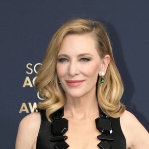 Cate Blanchett escoheu vestido preto com decote poderoso para SAG Awards 2022