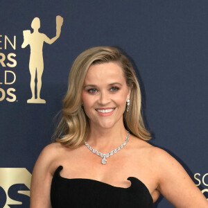 Reese Witherspoon escolheu vestido midi com decote assimétrico