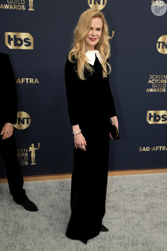 SAG Awards 2022: look de Nicole Kidman era vestido minimalista com laço no pescoço