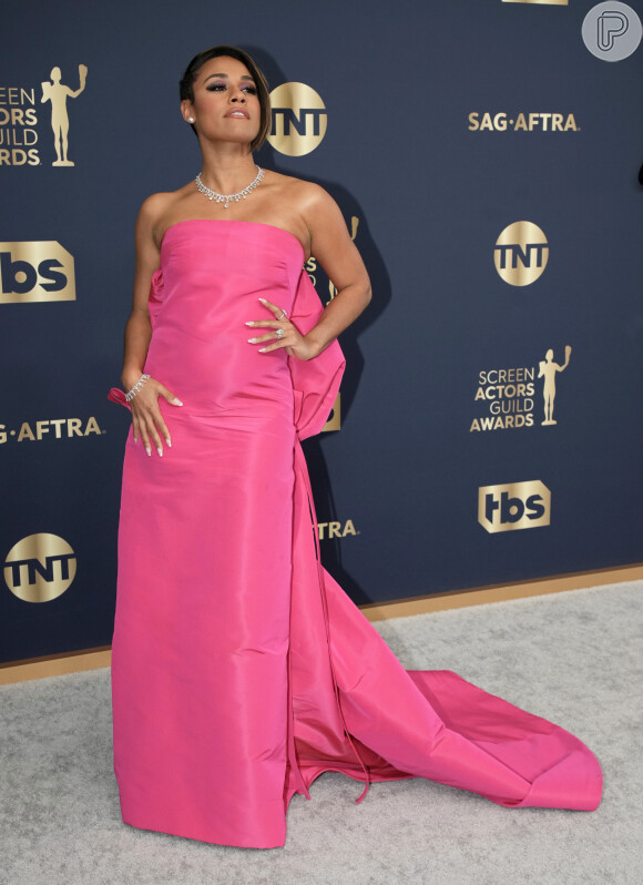 Vestido rosa de Ariana DeBose no SAG Awards 2022 tinha máxi laço nas costas