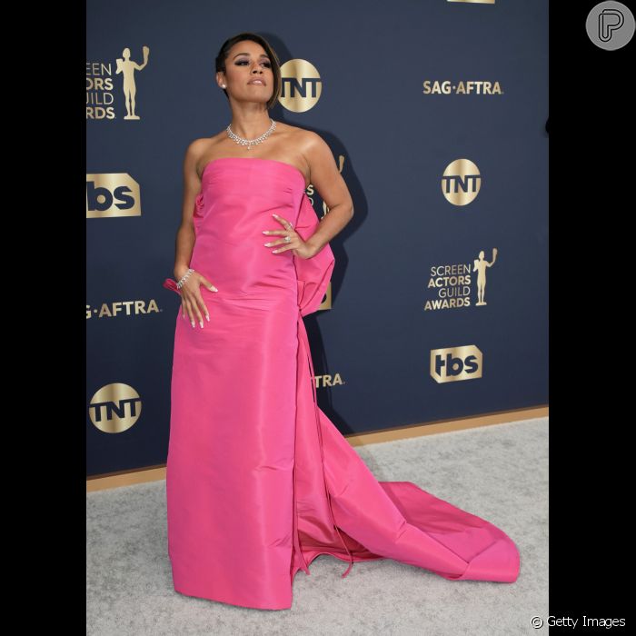 Vestido rosa de Ariana DeBose no SAG Awards 2022 tinha máxi laço nas costas  - Purepeople