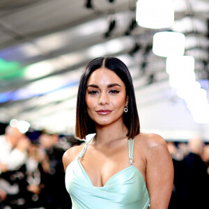 Vanessa Hudgens escolheu vestido estruturado e com modelagem sequinha