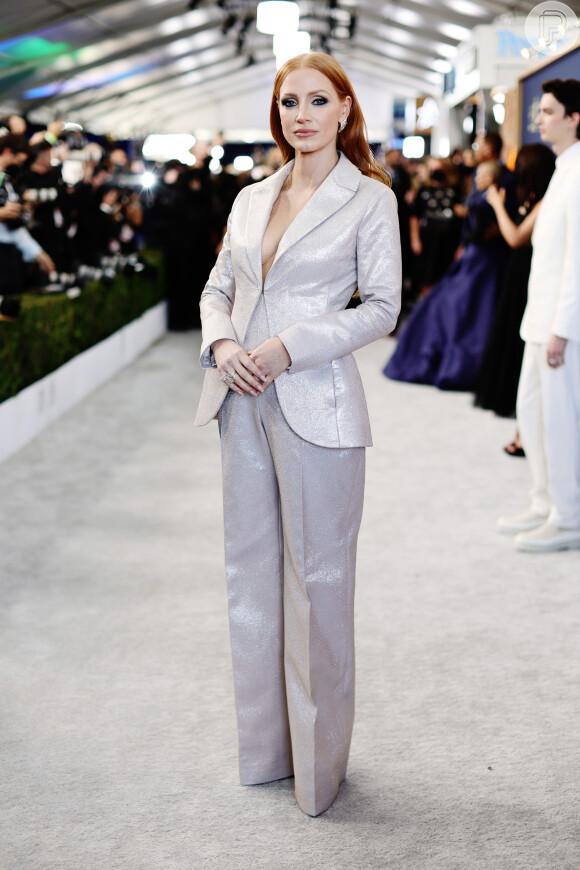 Look de Jessica Chastain era um terno com brilho: atriz também dispensou vestido no SAG Awards 2022