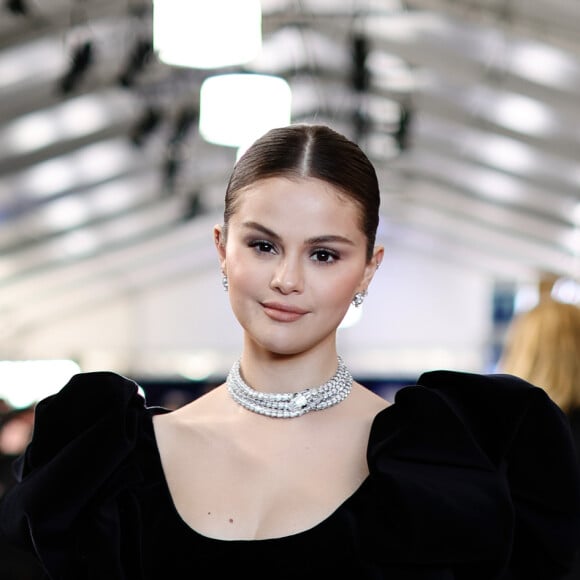 Look de Selena Gomez no SAG Awards 2022 tinha colar de 5 milhões