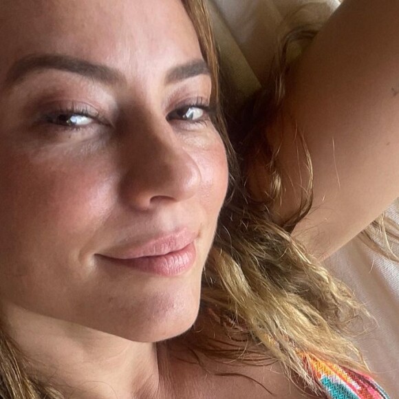 Barriga chapada de Paolla Oliveira ficou em evidência em biquíni multicolorido