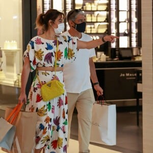 William Bonner e Natasha Dantas passearam em um famoso shopping da Zona Sul do Rio de Janeiro