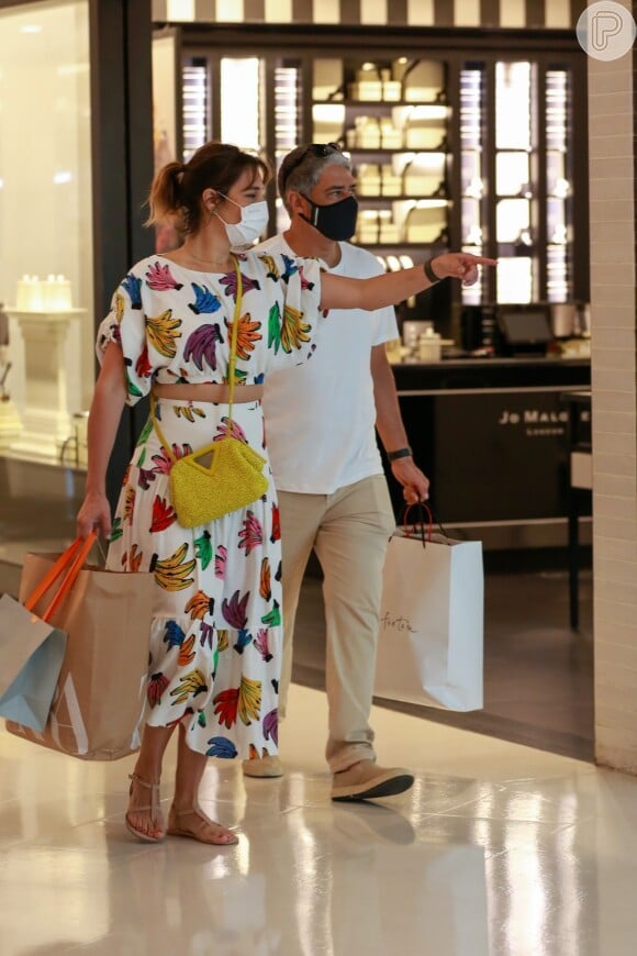 William Bonner e Natasha Dantas passearam em um famoso shopping da Zona Sul do Rio de Janeiro