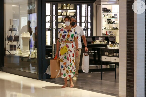 William Bonner e Natasha Dantas circularam em shopping com máscaras de proteção contra o coronavírus