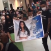 Silvânia Aquino, cantora da Calcinha Preta, e Clevinho Santos, marido, entraram na igreja com uma banner com a foto de Paulinha Abelha