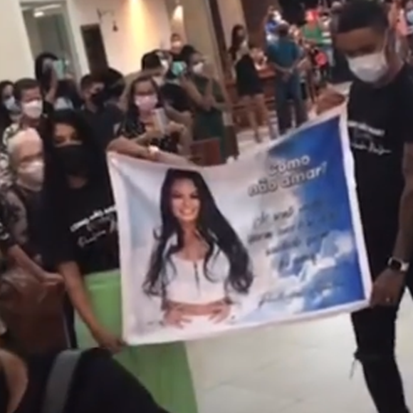 Silvânia Aquino, cantora da Calcinha Preta, e Clevinho Santos, marido, entraram na igreja com uma banner com a foto de Paulinha Abelha