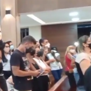 Missa de 7º Dia de Paulinha Abelha: integrantes da Calcinha Preta e amigos vestiram blusa com o famoso bordão da cantora, 'Como não amar?'