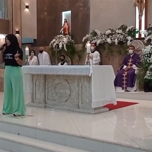 Missa de 7º Dia de Paulinha Abelha é marcada por homenagem de Silvânia Aquino: 'Minha parceira amiga de mais de 20 anos, juntas, sem brigar'
