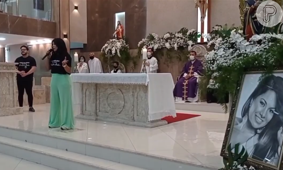 Missa de 7º Dia de Paulinha Abelha é marcada por homenagem de Silvânia Aquino: 'Minha parceira amiga de mais de 20 anos, juntas, sem brigar'