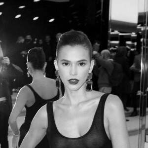 Bruna Marquezine é criticada por usar transparência em look na Semana de Moda