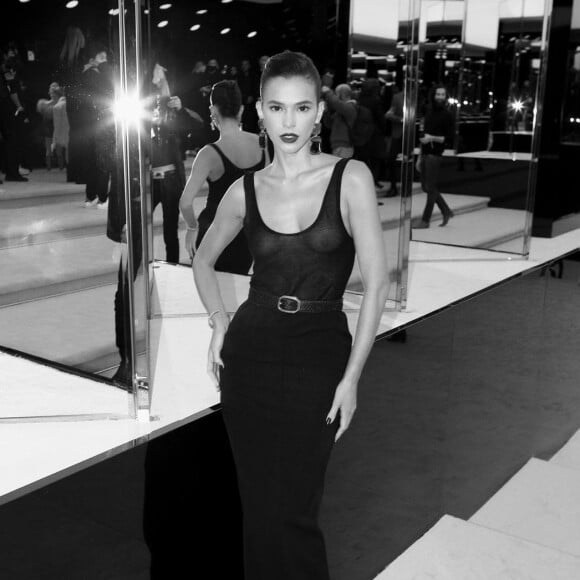 Bruna Marquezine é criticada por usar transparência em look na Semana de Moda