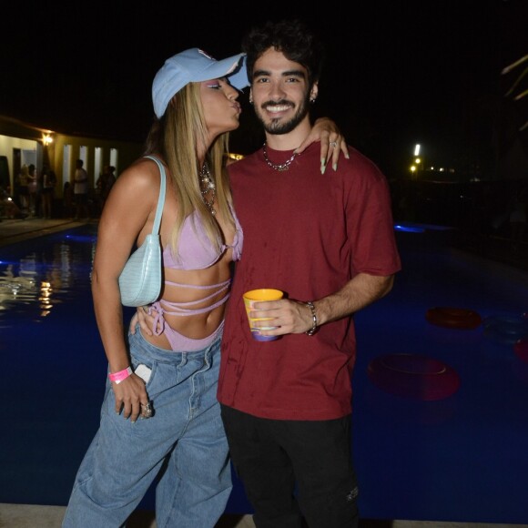 Hariany Almeida foi vista em clima de romance com ator José Victor Pires