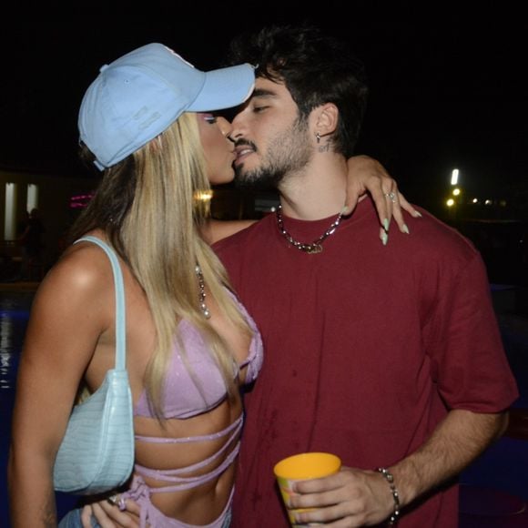 Ex-BBB Hariany Almeida com namorado, José Victor Pires, no show de pagode de Ludmilla