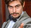 Davi (Rafael Vitti) usa magia para escapar de ser reconhecido por Isadora (Larissa Manoela) na novela 'Além da Ilusão'