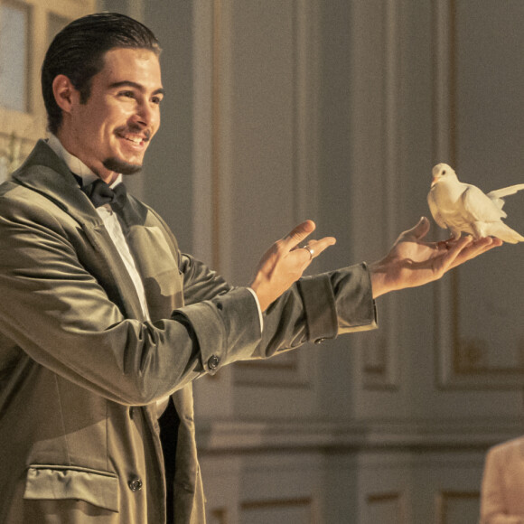 Davi (Rafael Vitti) usa seu truque de magia para escapar de ser reconhecido por Isadora (Larissa Manoela) na novela 'Além da Ilusão'
