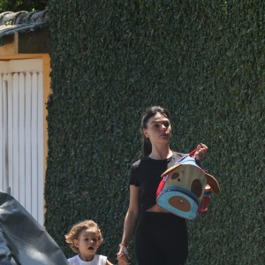 Isis Valverde carregou a mochila do filho, Rael, durante todo o trajeto