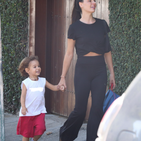 Show de fofura! Rael, filho de Isis Valverde, não tirou o sorriso do rosto ao lado da mãe