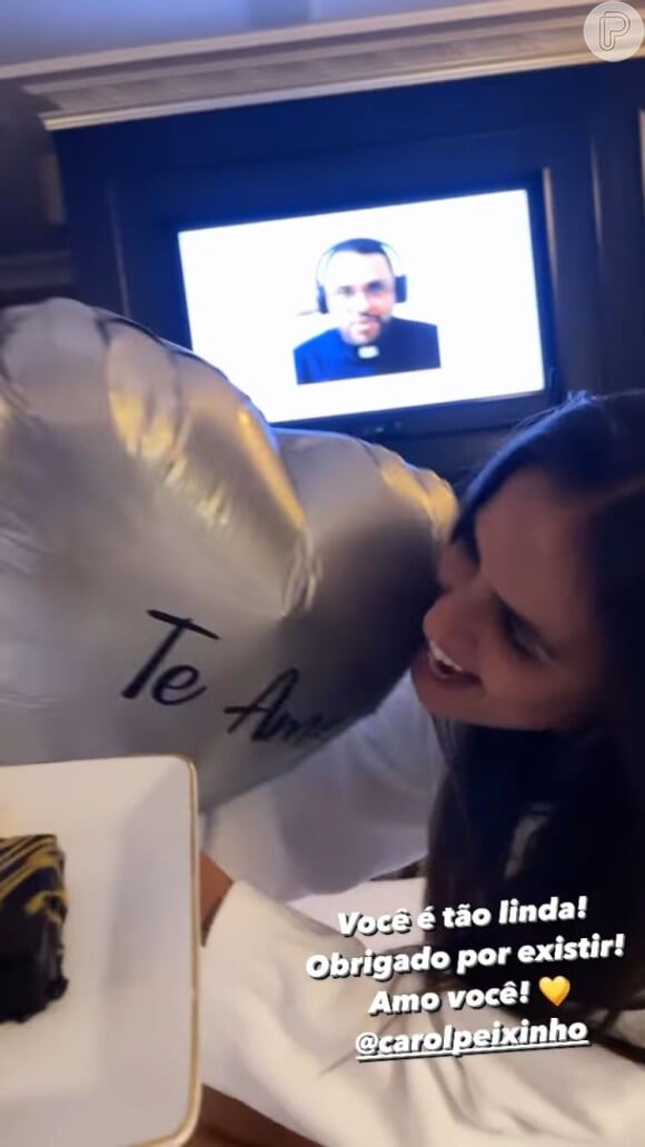 Na cama, Carol Peixinho levou bolo e balões para celebrar aniversário de Thiaguinho