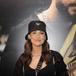 Bianca Andrade usou look todo preto, com direito a bucket hat e shouder bag, além de top, short e jaqueta