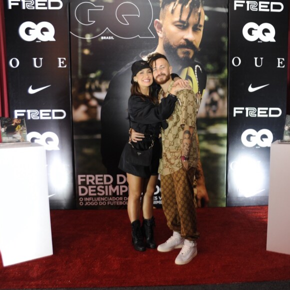 Fred usou conjunto da Gucci, composto por uma camisa estampada em uma calça xadrez em tons de bege