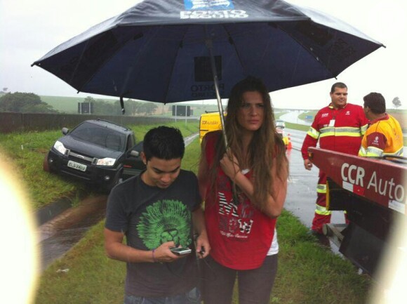 Lívia Andrade e Yudi derrapam com o carro no caminho de um show em Tabapuã, em São Paulo, em 16 de março de 2013