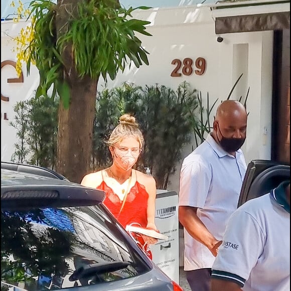 Grazi Massafera foi flagrada na saída do salão de beleza nesta sexta-feira (11)
