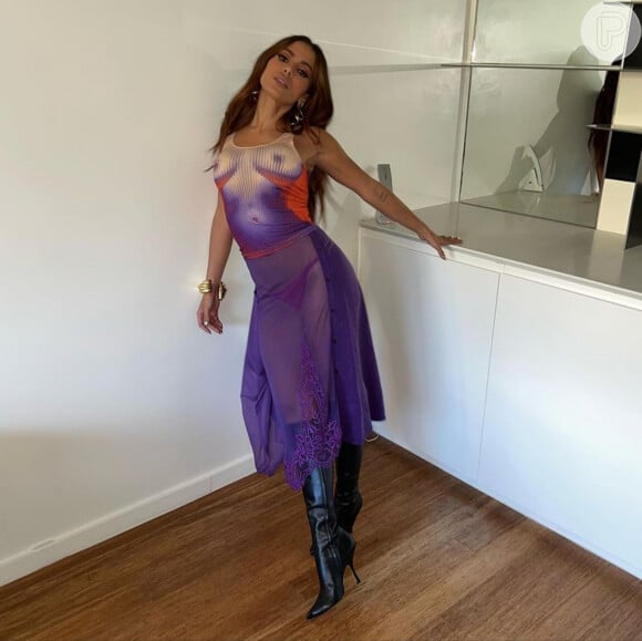 Anitta usa vestido que simula imagem dos seios na parte superior, como se a cantora estivesse nua de fato
