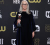 A diretora Jane Campion usou vestido aveludado e dispensou salto no Critics Choice Awards, premiação vencida por ela na categoria de Melhor Diretor.