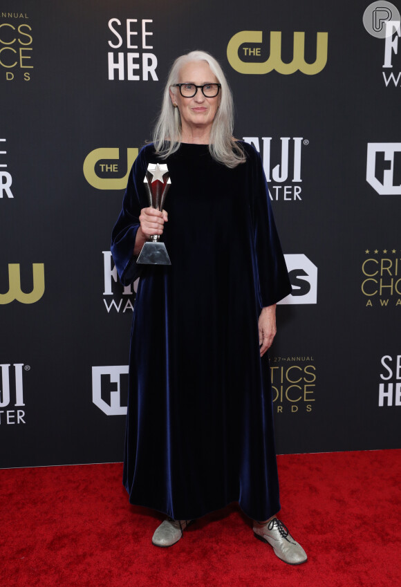 A diretora Jane Campion usou vestido aveludado e dispensou salto no Critics Choice Awards, premiação vencida por ela na categoria de Melhor Diretor.