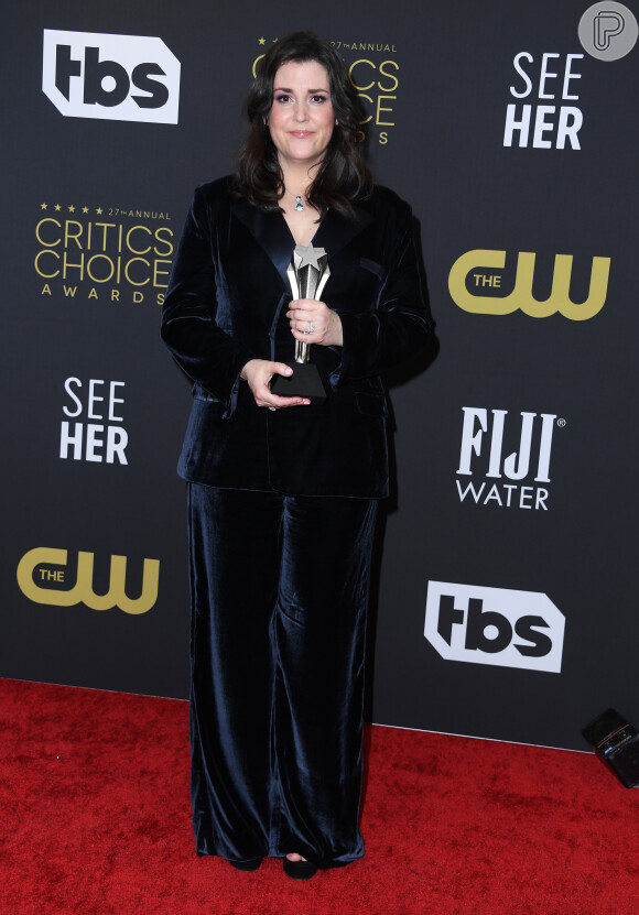  Critics Choice Awards: o look de Melanie Lynskey era conjunto de alfaiataria com efeito aveludado