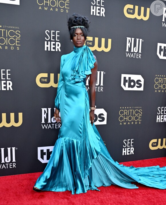  Vestido azul acetinado foi aposta de Jodie Turner para o Critics Choice Awards