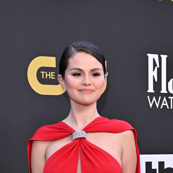  Vestido vermelho com capa foi aposta de Selena Gomez para o Critics Choice Awards: peça era da marca Louis Vuitton
