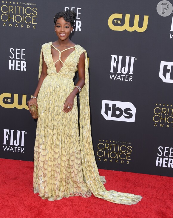  Critics Choice Awards: o look de Thuso Mbedu era dourado com decote criativo